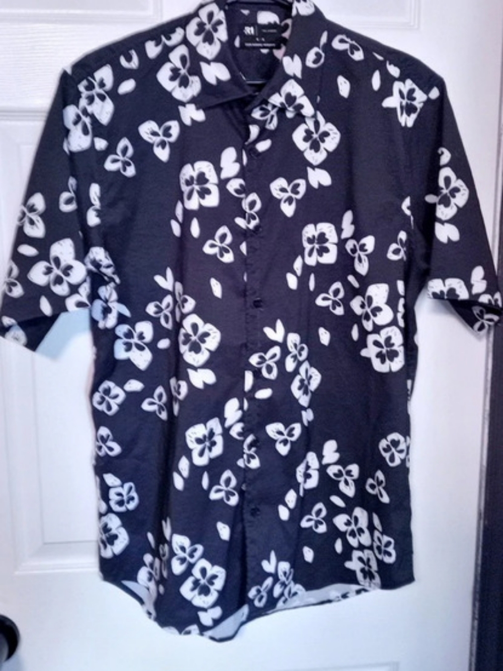 Le 31 Floral Button Down Shirt in Black & White Size Medium